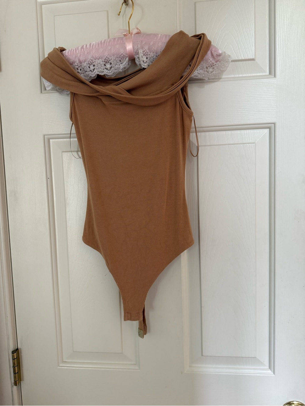 Le Lis Ribbed Scoop Neck Bodysuit in Camel